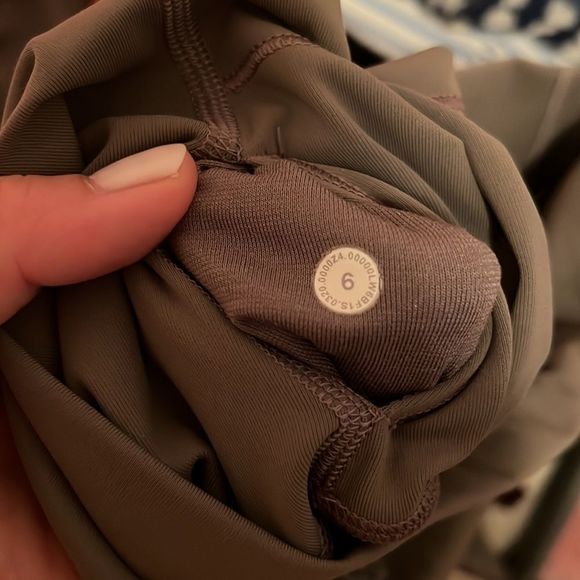 Like new lululemon crop leggings with mesh insert - purple/gray— size 6 - Picture 4 of 4